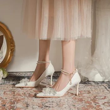  Размер 32-43 Плиссированный цветок Высокие каблуки Белые свадебные туфли Остроконечный носок Шпилька Элегантная мода Свадебное платье Свадебные туфли