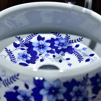 Встроенная ванная комната с умывальником из сине-белого фарфора и керамики с ручной росписью